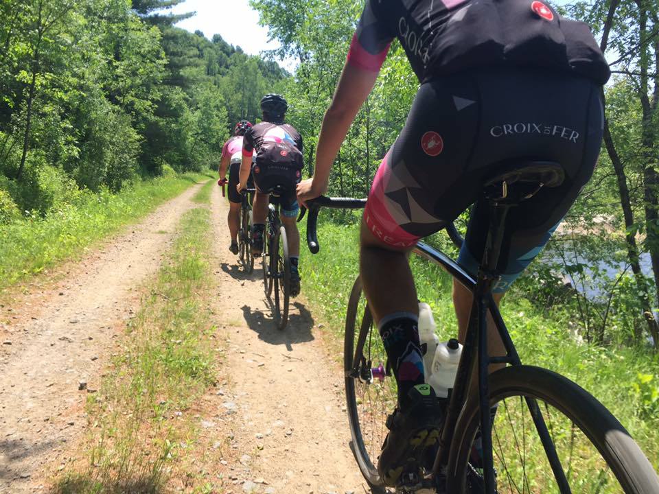 Un club de vélo mi-route,&nbsp;mi-gravelle!