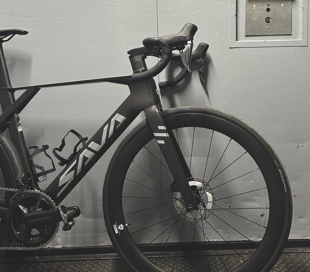 Sava Blade R8 : le vélo de route aérodynamique haut de gamme à prix abordable